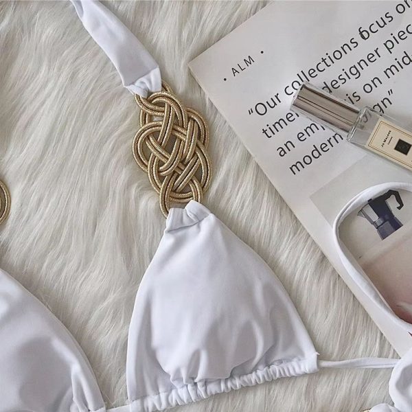 Witte Triangel Bikini met Luxe Gouden Detail en Sierlijke Strikjes - Afbeelding 6