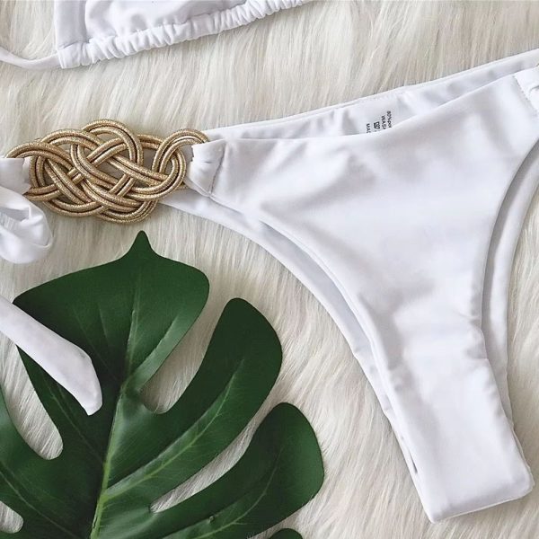 Witte Triangel Bikini met Luxe Gouden Detail en Sierlijke Strikjes - Afbeelding 7